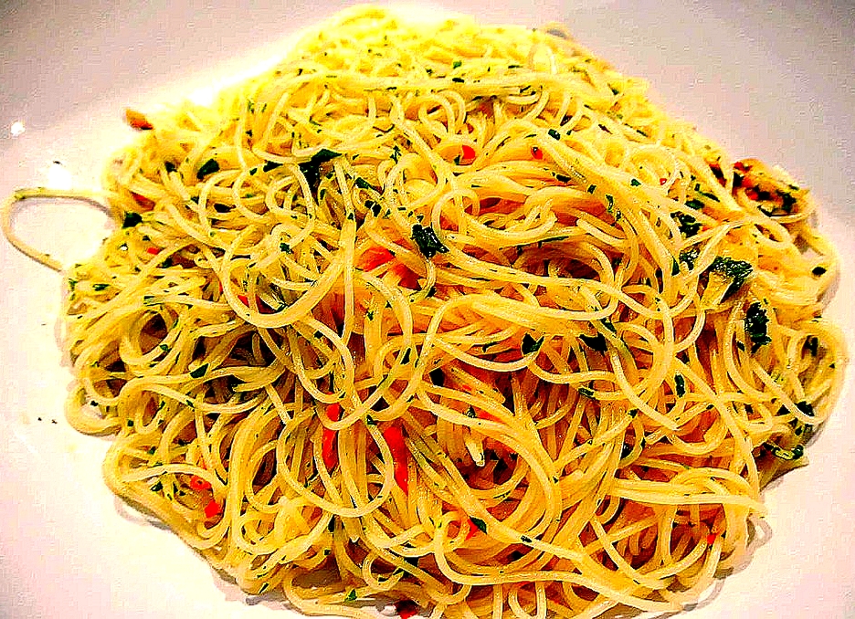 obraz za: https://img.chefkoch-cdn.de/ck.de/rezepte/265/265907/751804-960x720-spaghetti-aglio-olio-e-peperoncino.jpg
